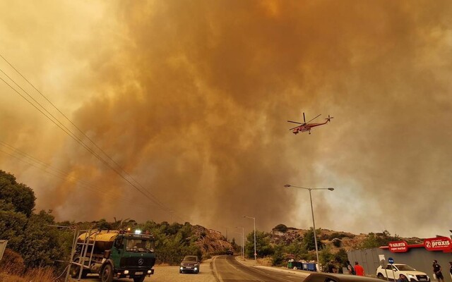 FOTO: Slovenskí hasiči poslali zábery z Rodosu. Takto bojujú s ničivými požiarmi v Grécku