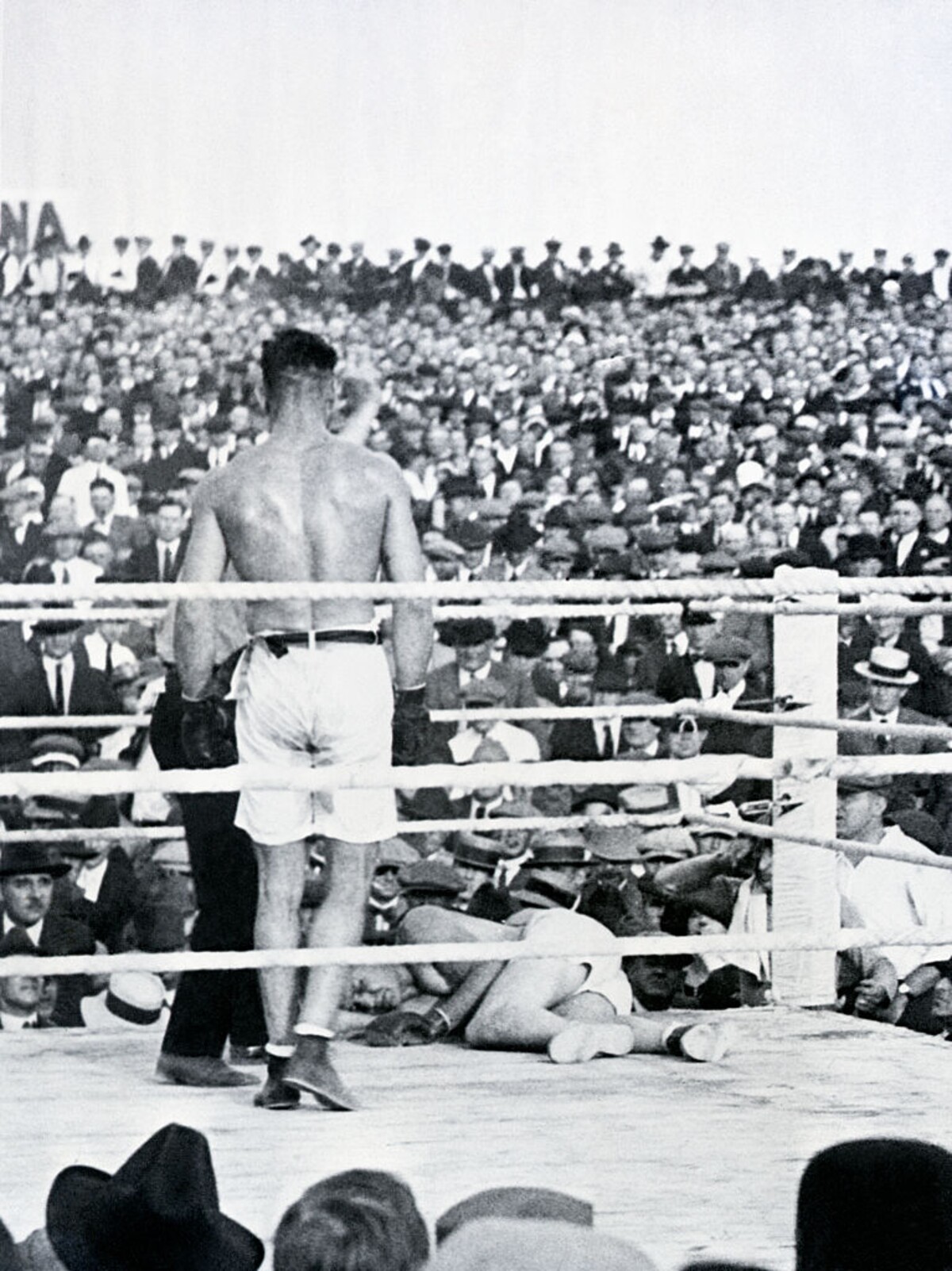 Billy Miske po knockoutu od Jacka Dempseyho v roce 1920.