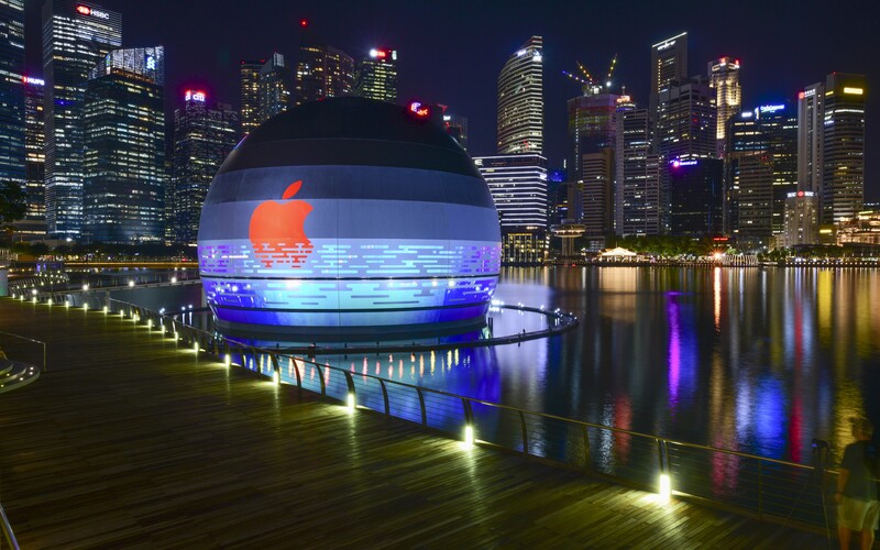 Plovoucí koule v Singapuru je prvním Apple obchodem na vodě. Futuristická stavba je jako vystřižená z Westworldu.