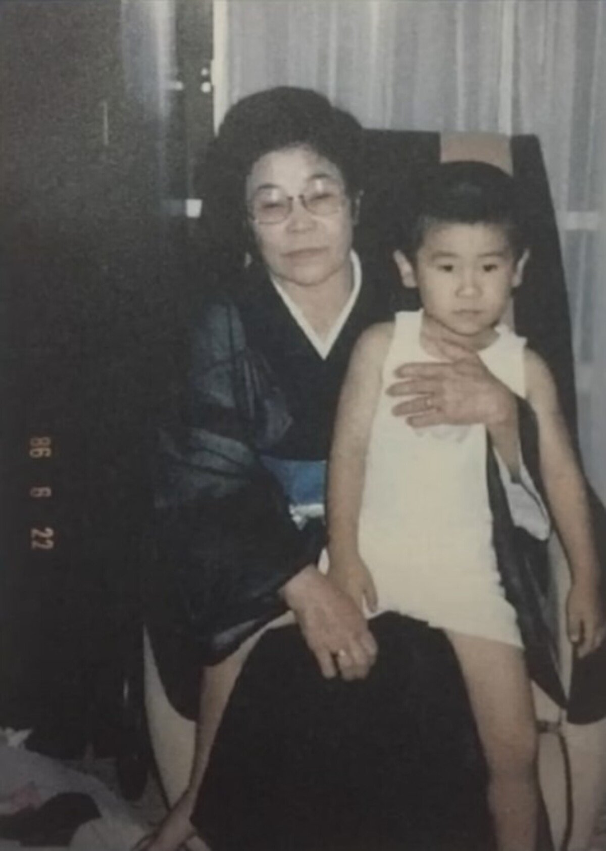Azuma so svojou starou mamou.