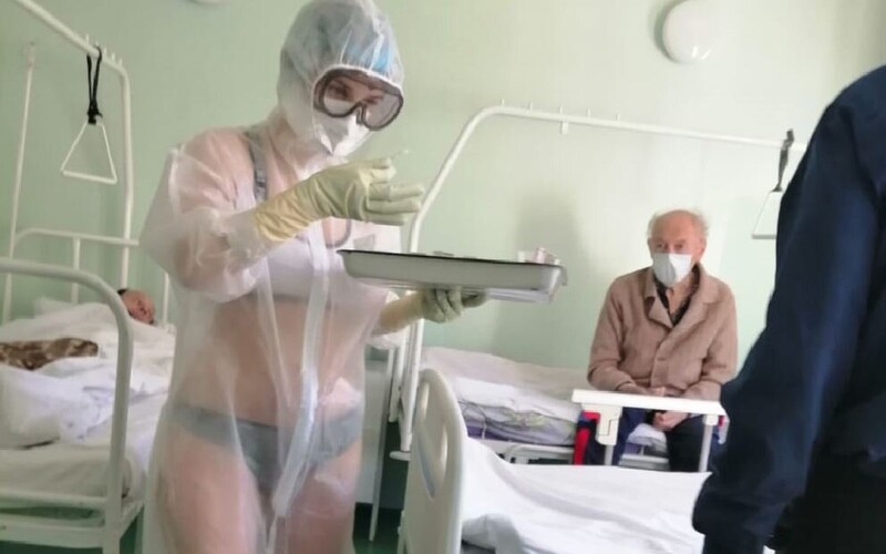 Ruská zdravotní sestra ve spodním prádle ošetřovala pacienty s koronavirem. Prý jí bylo příliš horko.