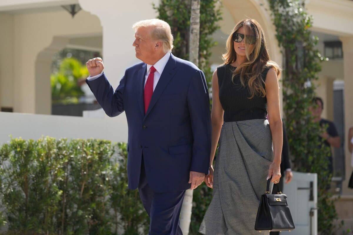 Exprezident Donald Trump a jeho manželka Melania odcházejí z volební místnosti.