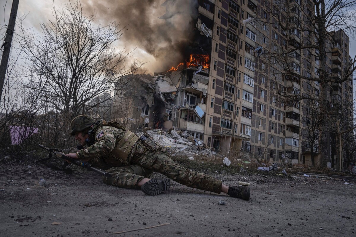 ukrajina zbombardované mesto vojak bomba výbuch
