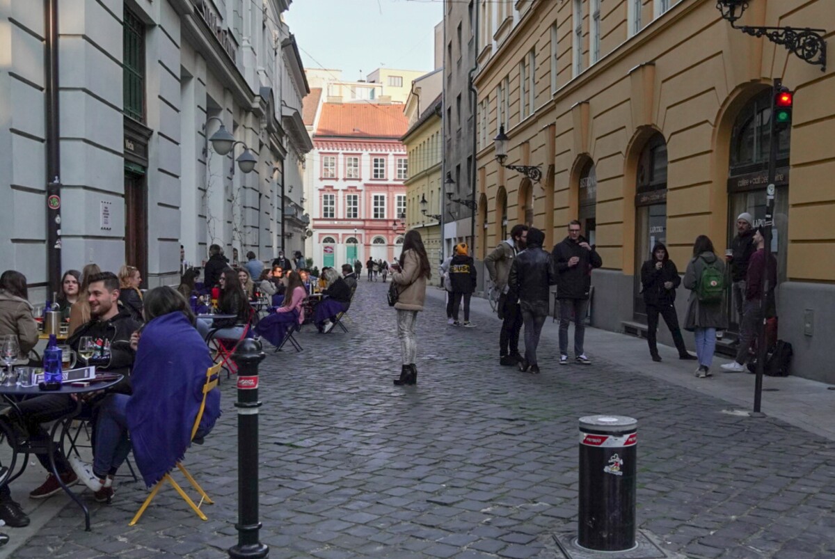 Nedbalova ulica v pondelok večer.