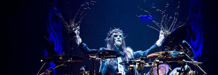 Slipknot: Na pódiu se chovají, jako kdyby je ovládal sám satan. Vystupují s baseballovými pálkami a v hororových maskách