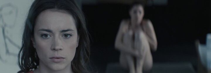 Gabrielu Marcinkovú sexuálne zvádza umelá inteligencia futuristického domu. Nový slovenský thriller sľubuje slušnú dávku napätia a nahoty