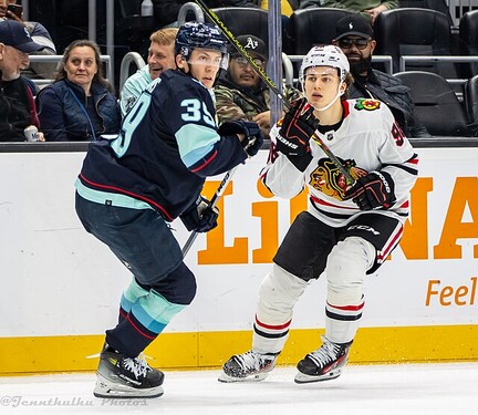 Jak se jmenuje mladík, jenž se stal jedničkou posledního draftu a v letošní sezóně nastupuje za tým Chicago Blackhawks?