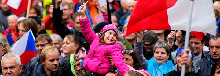 V Praze probíhá další demonstrace proti vládě. Dorazily tisíce lidí, hymnu zazpíval Tomáš Ortel