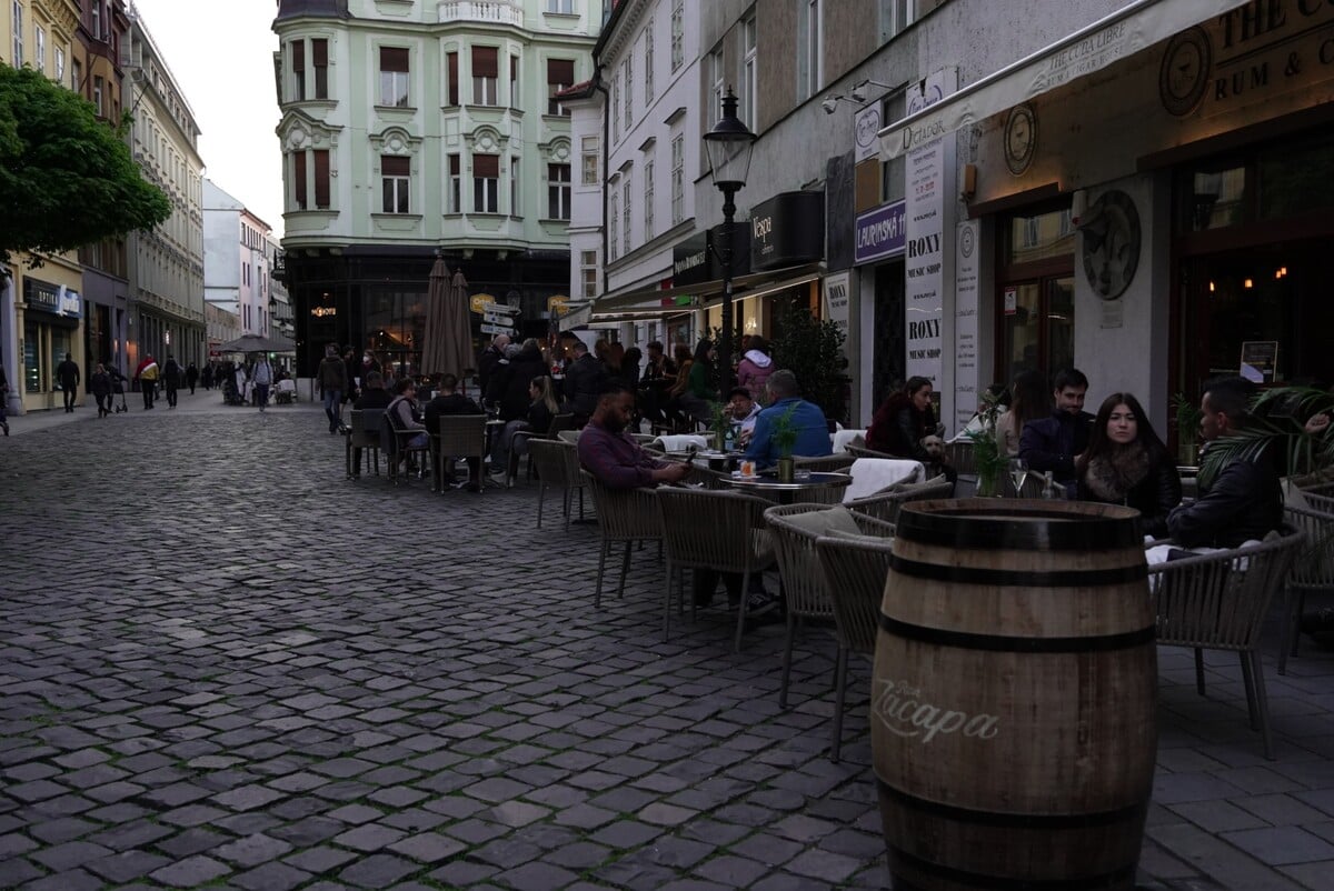 Mesto v pondelok večer. 