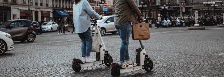 Brnem a jeho okolím se proháněli opilí koloběžkáři. Čeká je tučná pokuta