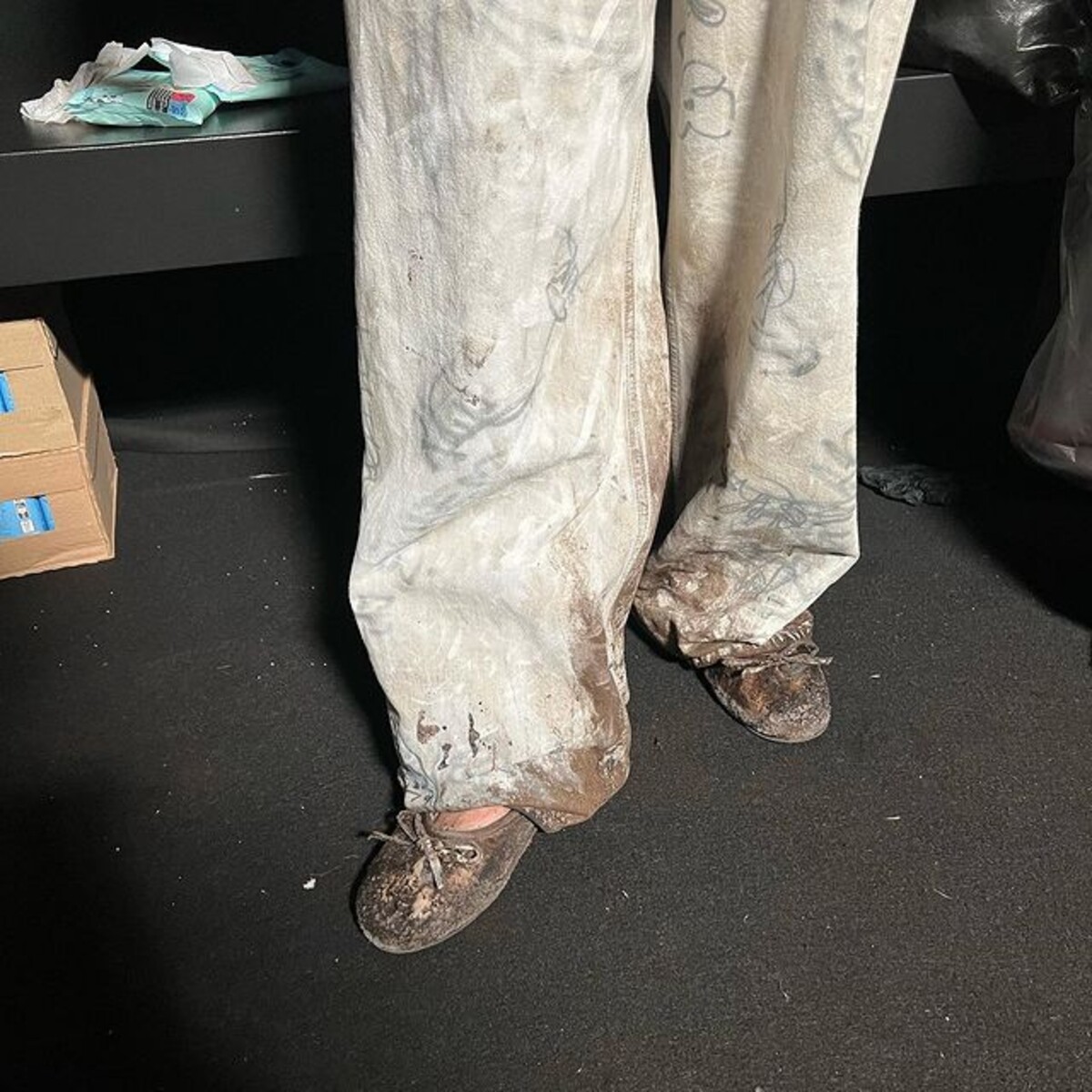Kreatívny riaditeľ značky Balenciaga Demna Gvasalia si pre modely balerín neodpustil efekt špinavej a opotrebovanej obuvi.