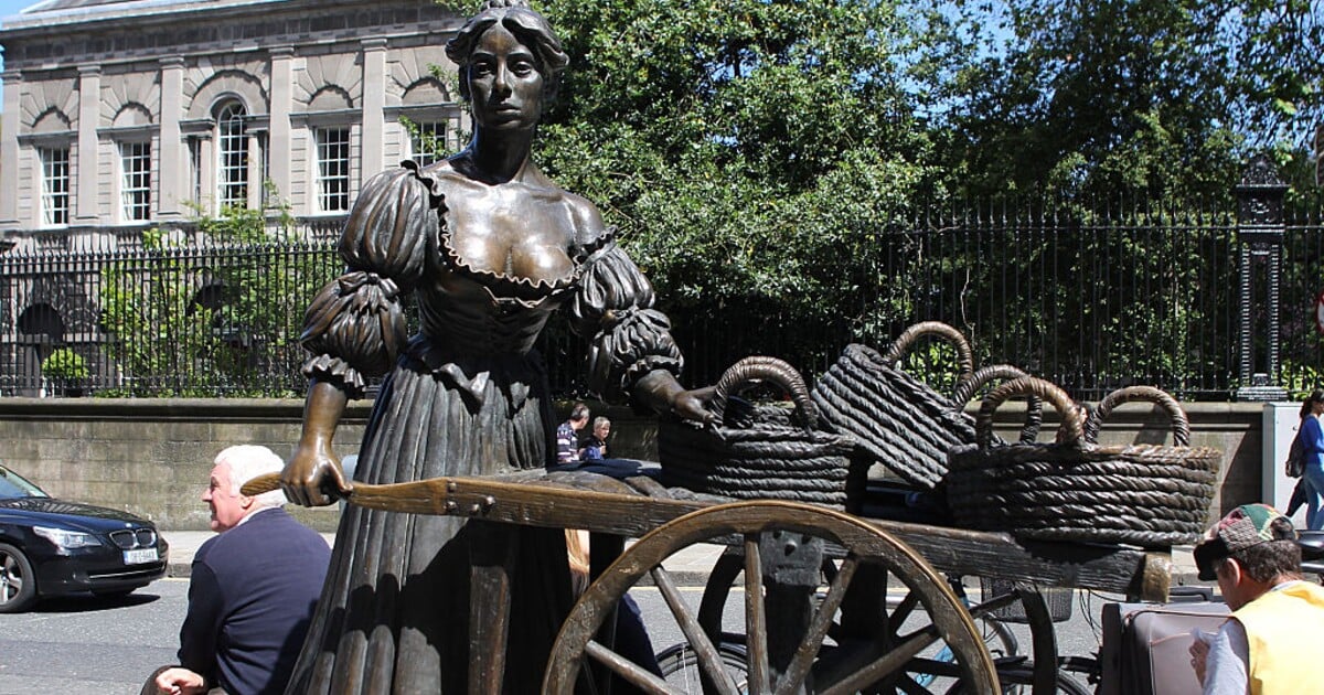 Slavná dublinská socha bude mít strážníky. Lidé jí až příliš sahali na prsa