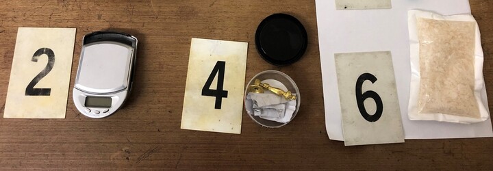 Najskôr v kaviarni hrdo vykrikoval, že má pri sebe drogy, o chvíľu ho spútali policajti