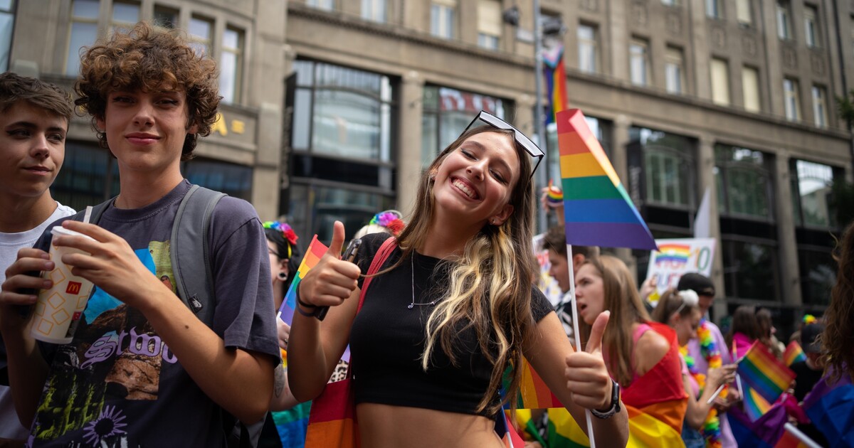 Prague Pride dnes vrcholí tradičním průvodem. Těšit se můžeš na DJ, dobrůtky u stánků a zpěvačku LP!