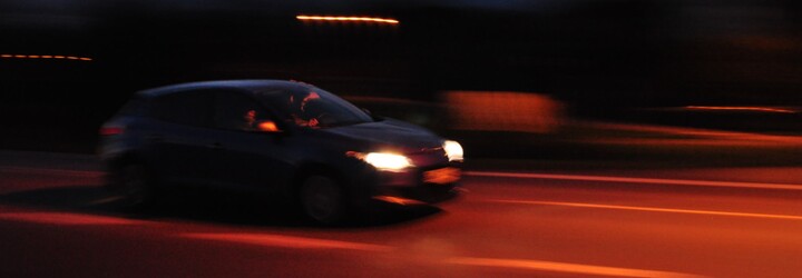 VIDEO: Reportérku srazilo v přímém přenosu auto. Po incidentu se rychle vzpamatovala a pokračovala v práci