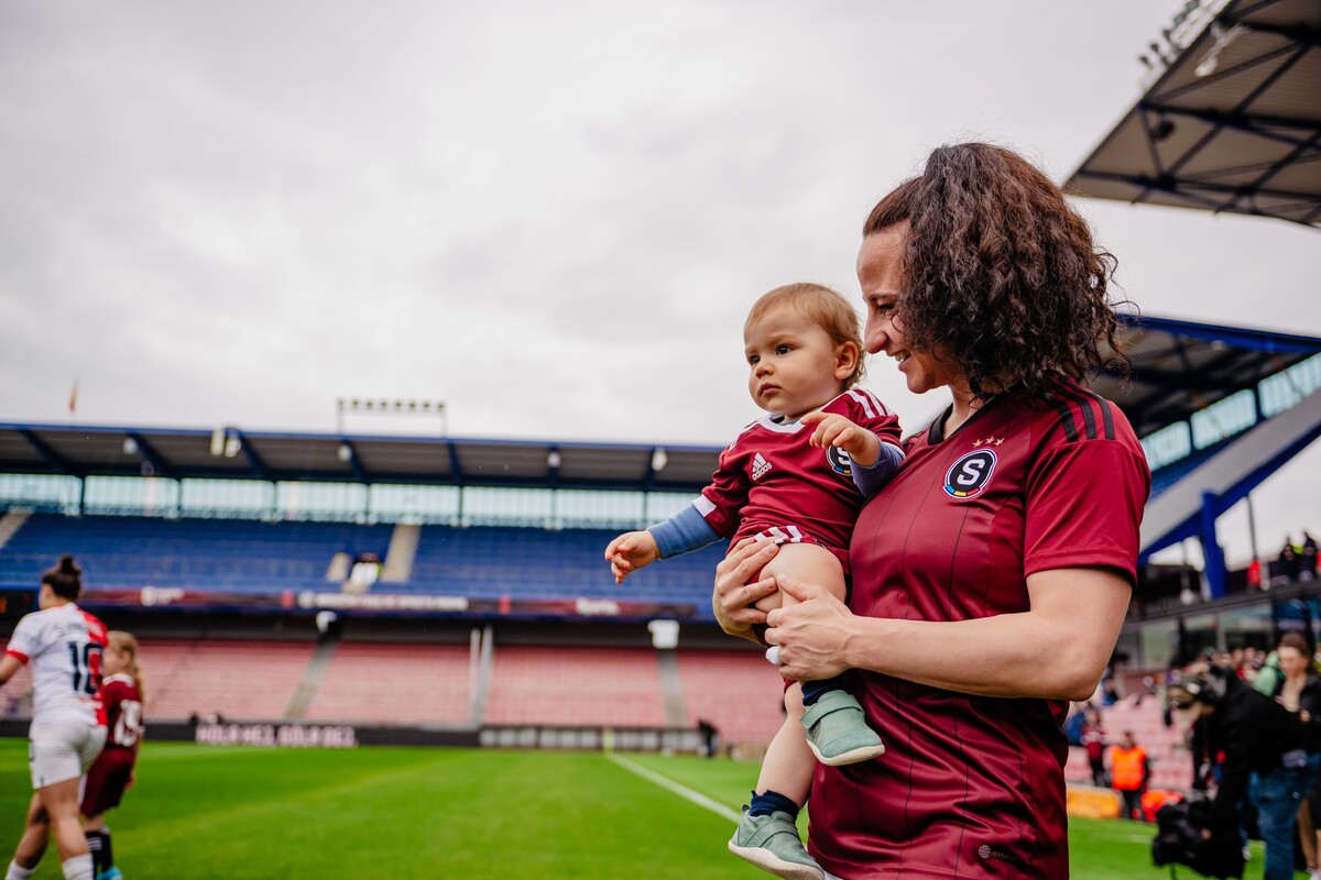 Petra Vyštejnová se synem během jarního derby.