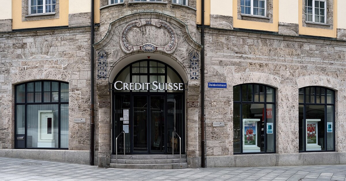 Švýcarská banka Credit Suisse čelí problémům. Akcie se propadají, oslabuje i česká koruna