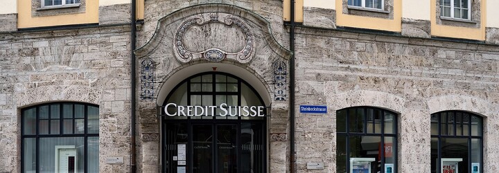 Švýcarská banka Credit Suisse čelí problémům. Akcie se propadají, oslabuje i česká koruna