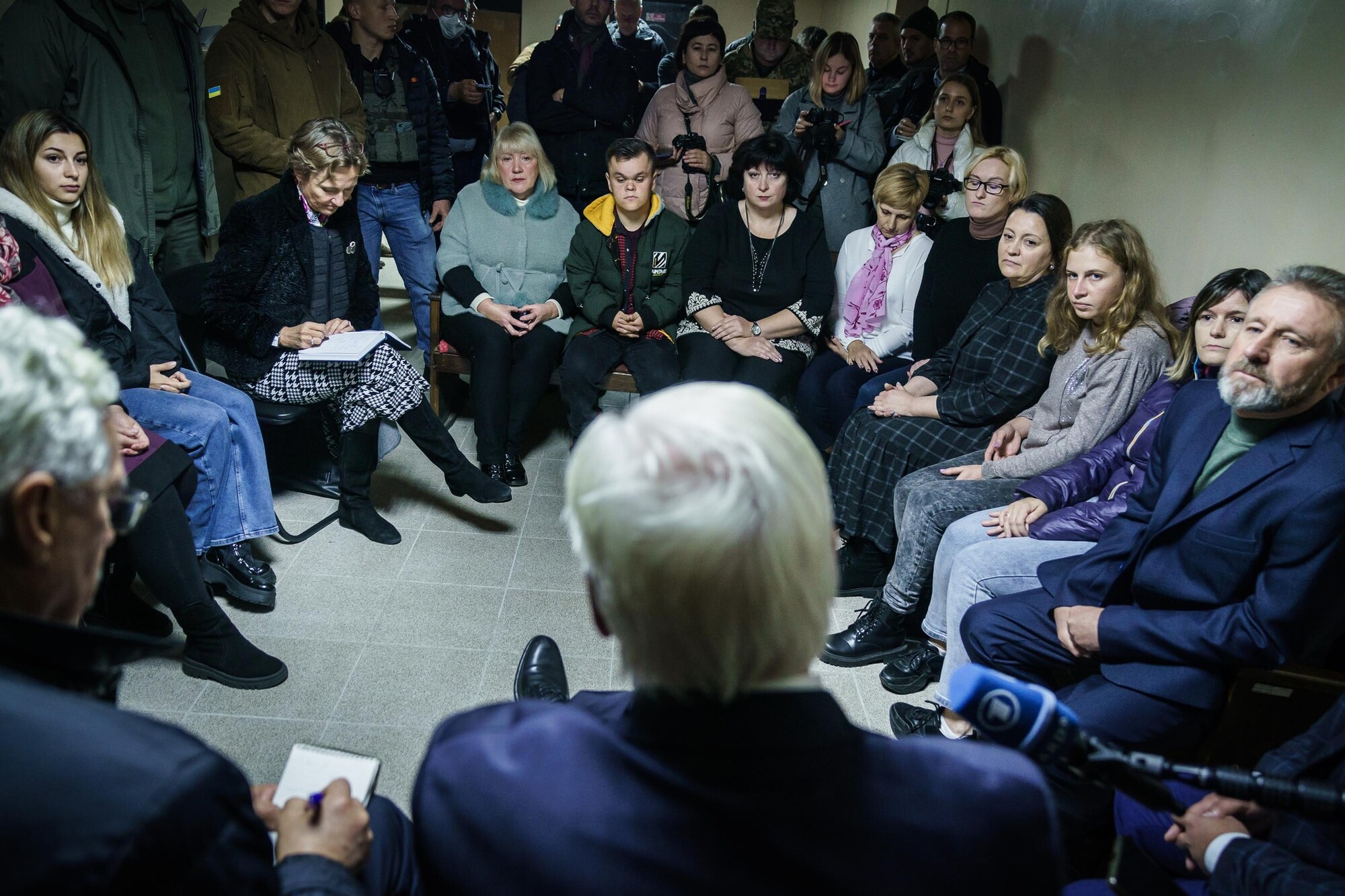 Nemecký prezident Frank-Walter Steinmeier sedí v protilietadlovom kryte s miestnymi obyvateľmi počas návštevy Ukrajiny, keď na obce vzdialené okolo 200 kilometrov od Kyjeva znovu zaútočili ruské rakety. (25. október 2022)