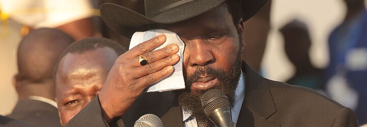 Prezident Jižního Súdánu se podle uniklého videa pomočil na veřejnosti. Policie kvůli záběrům zatkla šest novinářů