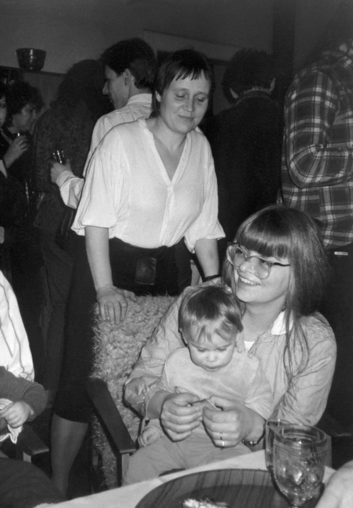 Anna Šabatová (stojící) a Markéta Němcová (později Fialková) v bytě J. a M. Kaplanových.