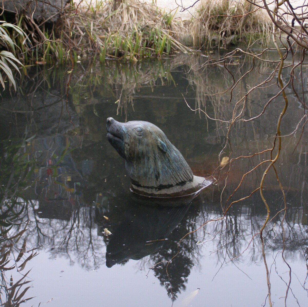 Pomník lachtana Gastona v zoo Praha, který se stal jedním ze symbolů povodní 2002. Lachtan povodně nepřežil. Pracovníci zoo museli evakuovat zvířata do bezpečí.