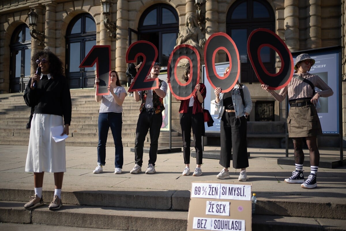 Akce „Chce to souhlas: pochod za 12 000 znásilněných ročně“.