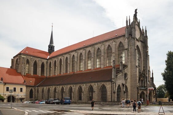 Vítej v Kutné Hoře – historickém městě, které ve své době patřilo díky těžbě stříbra k těm vůbec nejvýznamnějším. Prohlédnout zde můžeš například tento krásný kostel, který je zapsán na seznamu Světového dědictví UNESCO. Jaký je jeho název?