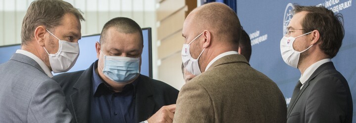 Po stromček áno, po ozdoby nie, do kostola áno, k rodine nie. Začne platiť zákaz vychádzania s 19 výnimkami (otázky a odpovede)