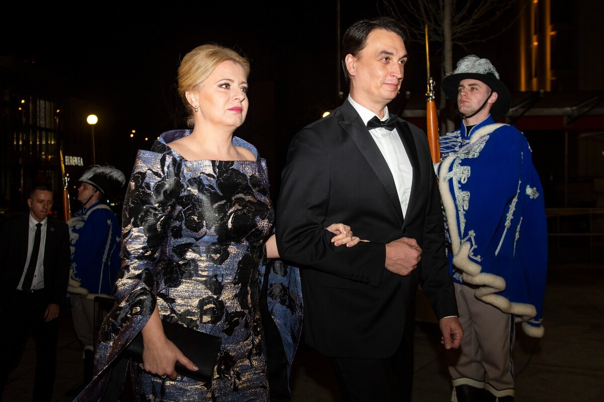 Prezidentka Zuzana Čaputová spolu s priateľom Jurajom Rizmanom prichádzajú na slávnostný galavečer pri príležitosti 30. výročia vzniku Slovenskej republiky.