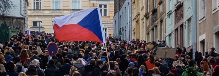 Desítky tisíc Čechů slavily 30 let od sametové revoluce. Národní třídu úplně přetížili (Fotoreport)