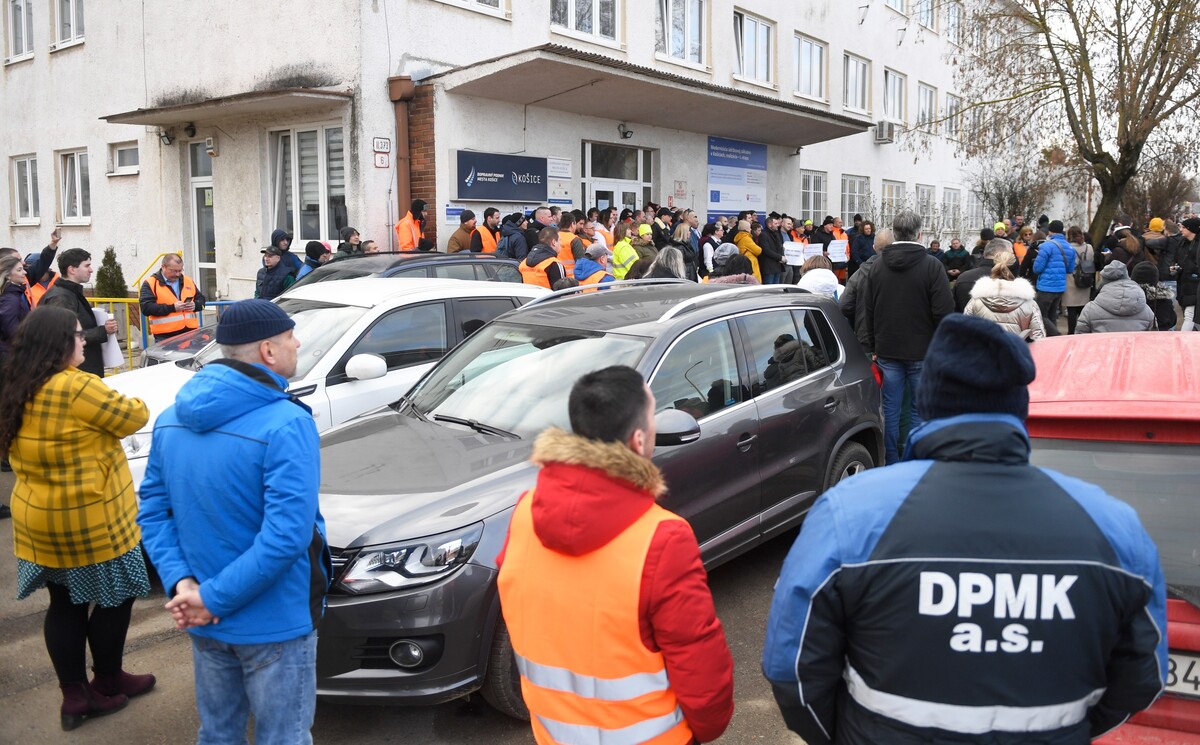 Štrajk pracovníkov DPMK v Košiciach.
