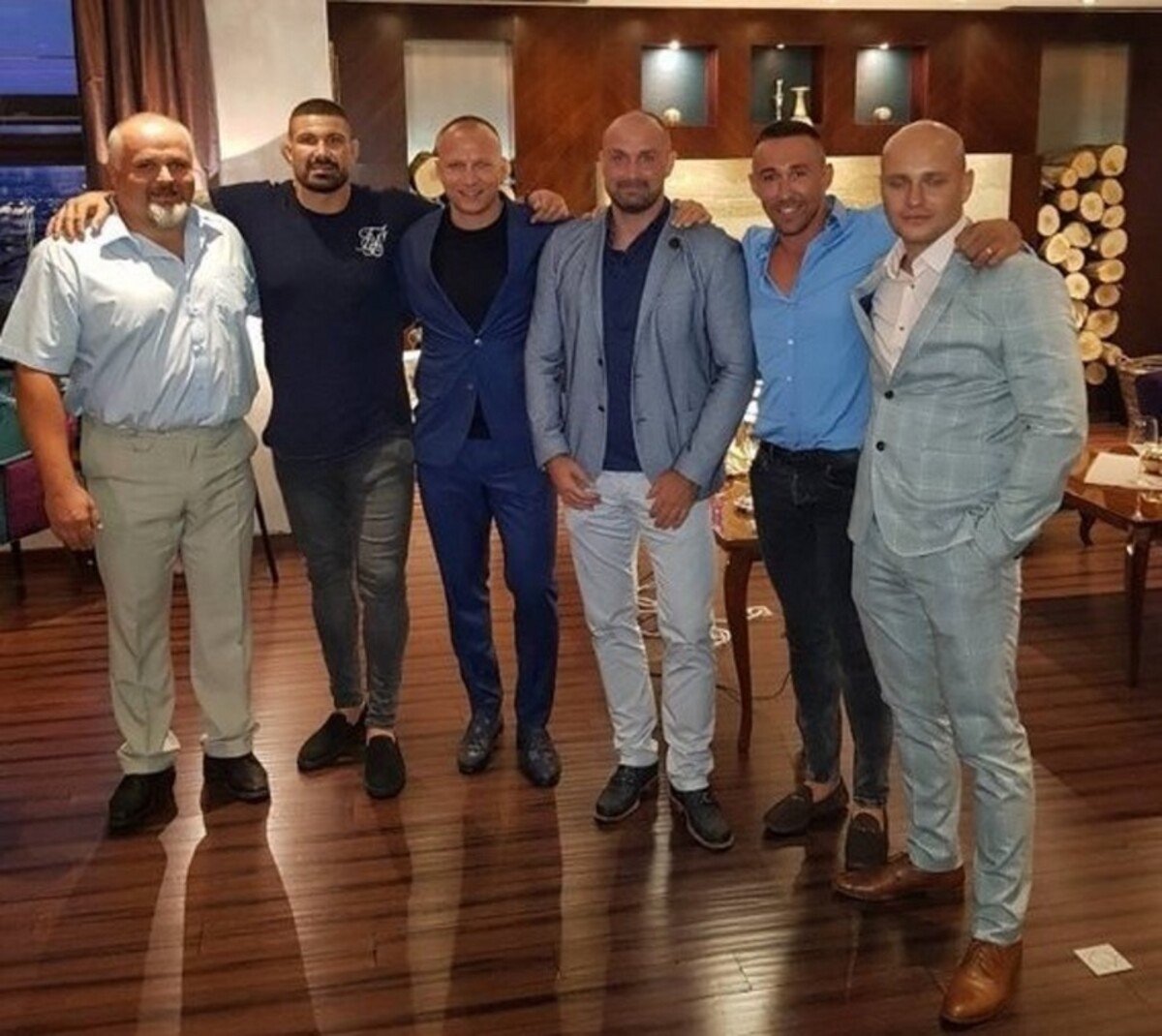 Z oslavy v hoteli Zlatý kľúčik v roku 2018. Zľava Peter Brath (Bonul), Attila Végh (zápasník), Matúš Mečár (zápasník), vtedy ešte iba trestne stíhaný (dnes obžalovaný) Norbert Bödör, Eduard Gereg (podnikateľ) a Milan Mihálik (bývalý policajný funkcionár v NAKA).