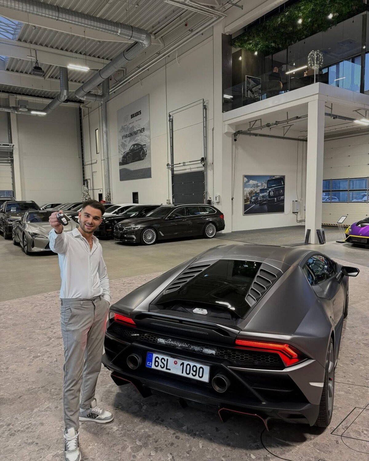 „Mama I made it“, napsal Adam Kajumi k příspěvku se „svým“ novým autem, který zveřejnil před 26 týdny.
