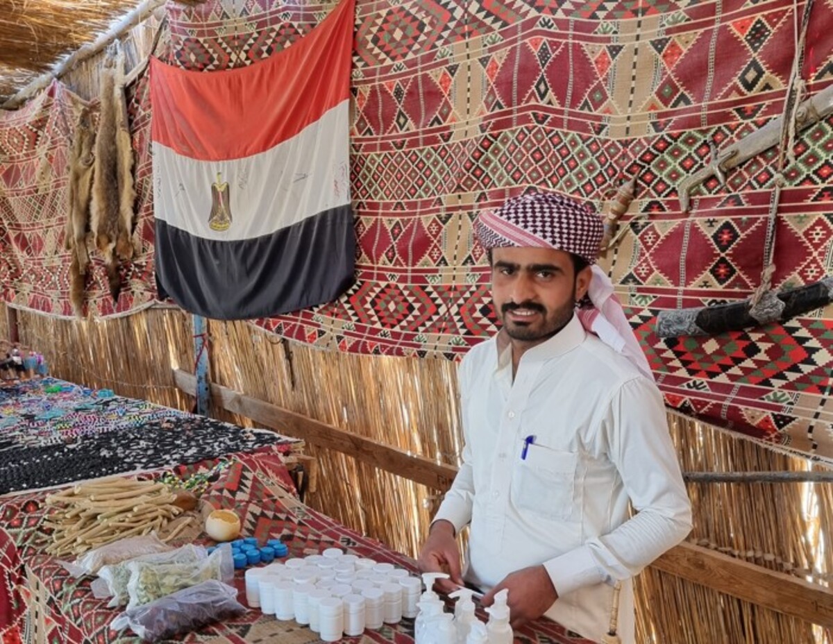 V beduinské vesničce si můžeš od Berberů zakoupit místní produkty.