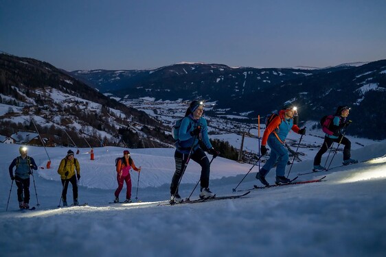 Jaký sport dělají lidé, kteří podnikají túry na lyžích skrze zasněženou horskou krajinu?