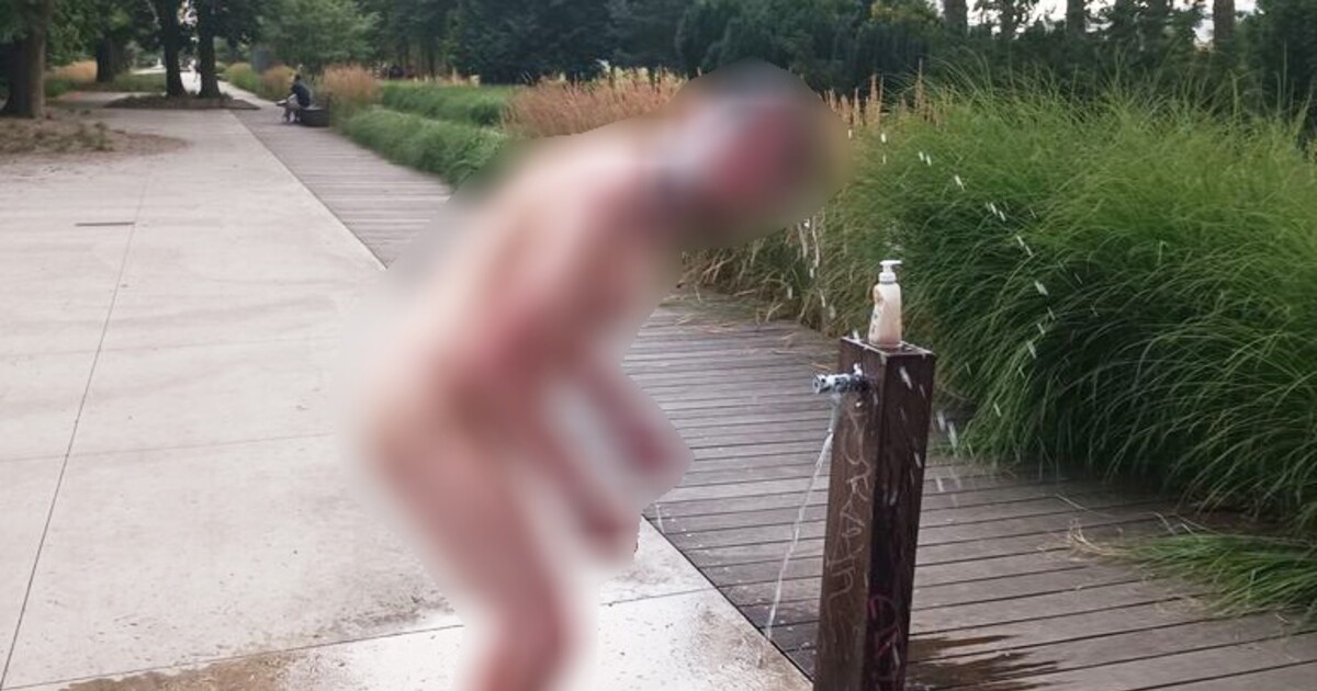 Nahý muž se sprchoval u pítka, chtěl ušetřit za vodu. Dostal ale dost vysokou pokutu