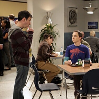 Ako sa volá univerzita, na ktorej pracujú Sheldon, Leonard, Raj a Howard?