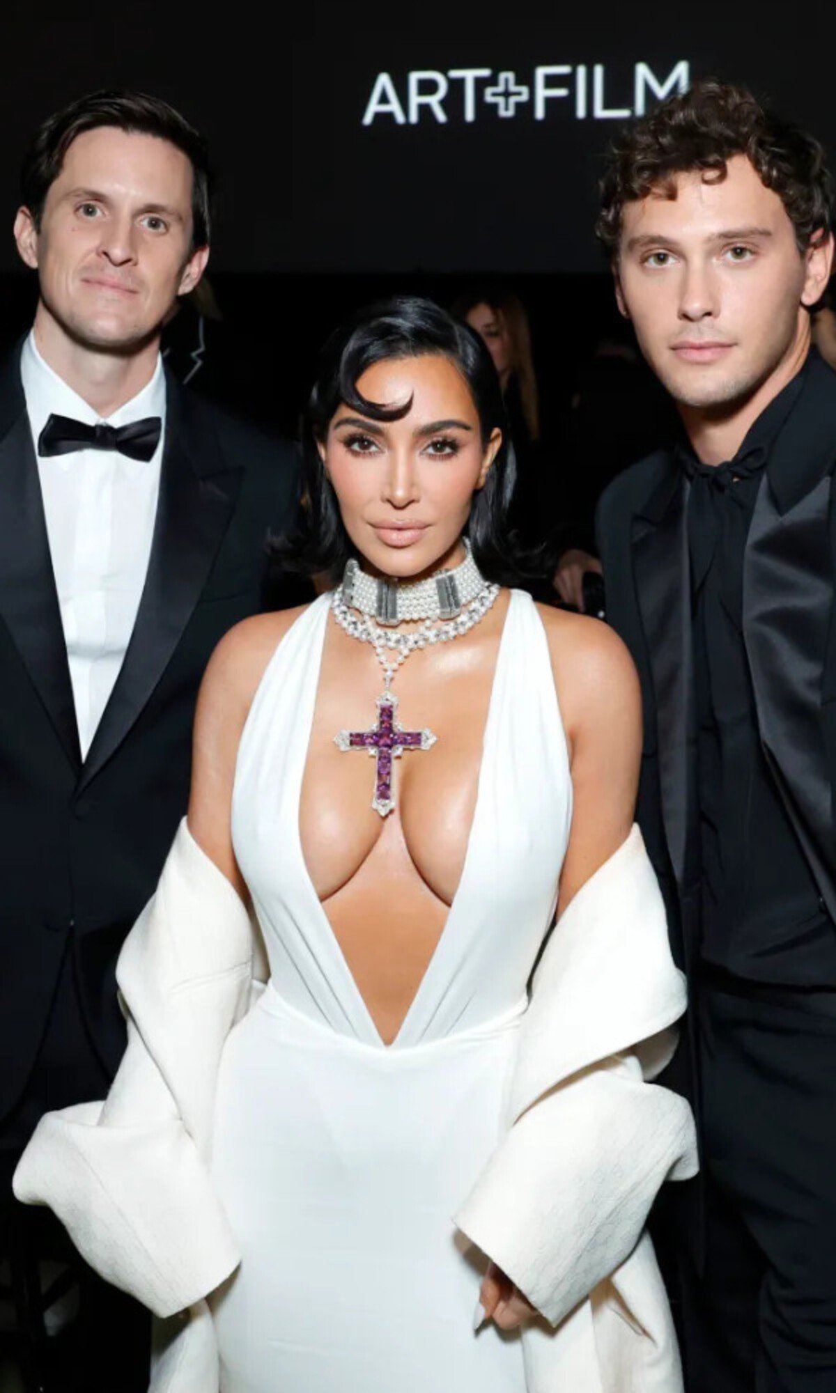 Kim Kardashian často nosí kousky, které nosily jiné slavné osobnosti. Tentokrát si vzala velký ametystový kříž, který na sobě měla princezna Diana. Kardashian ho získala už v roce 2022, ale na veřejnosti se s ním ukázala poprvé až teď.