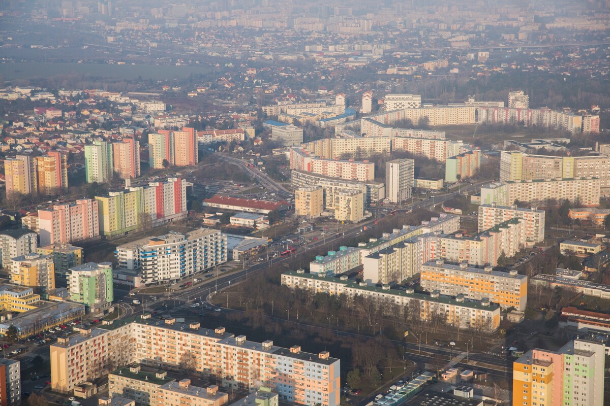 Na leteckej snímke sídlisko Podunajské Biskupice (vľavo), Vrakuňa (vpravo) a Dolné hony (dole) v Bratislave 22. februára 2019.