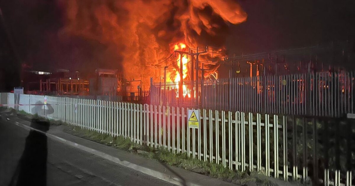 VIDEO: Letiště Heathrow je uzavřené kvůli požáru a výpadku proudu až do půlnoci. Ovlivní to přes 1300 letů