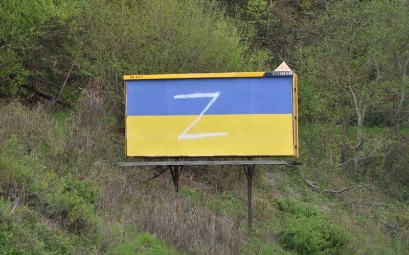 Ukrajinské bilbordy v Žiline niekto posprejoval vojnovým symbolom „Z“, polícia prípad vyšetruje ako ohrozenie mieru.