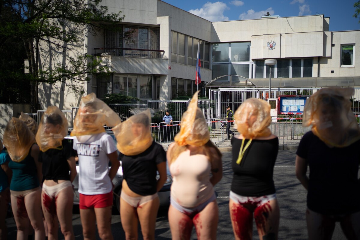 Demonstrace proběhla před ruskou ambasádou v pražských Dejvicích.