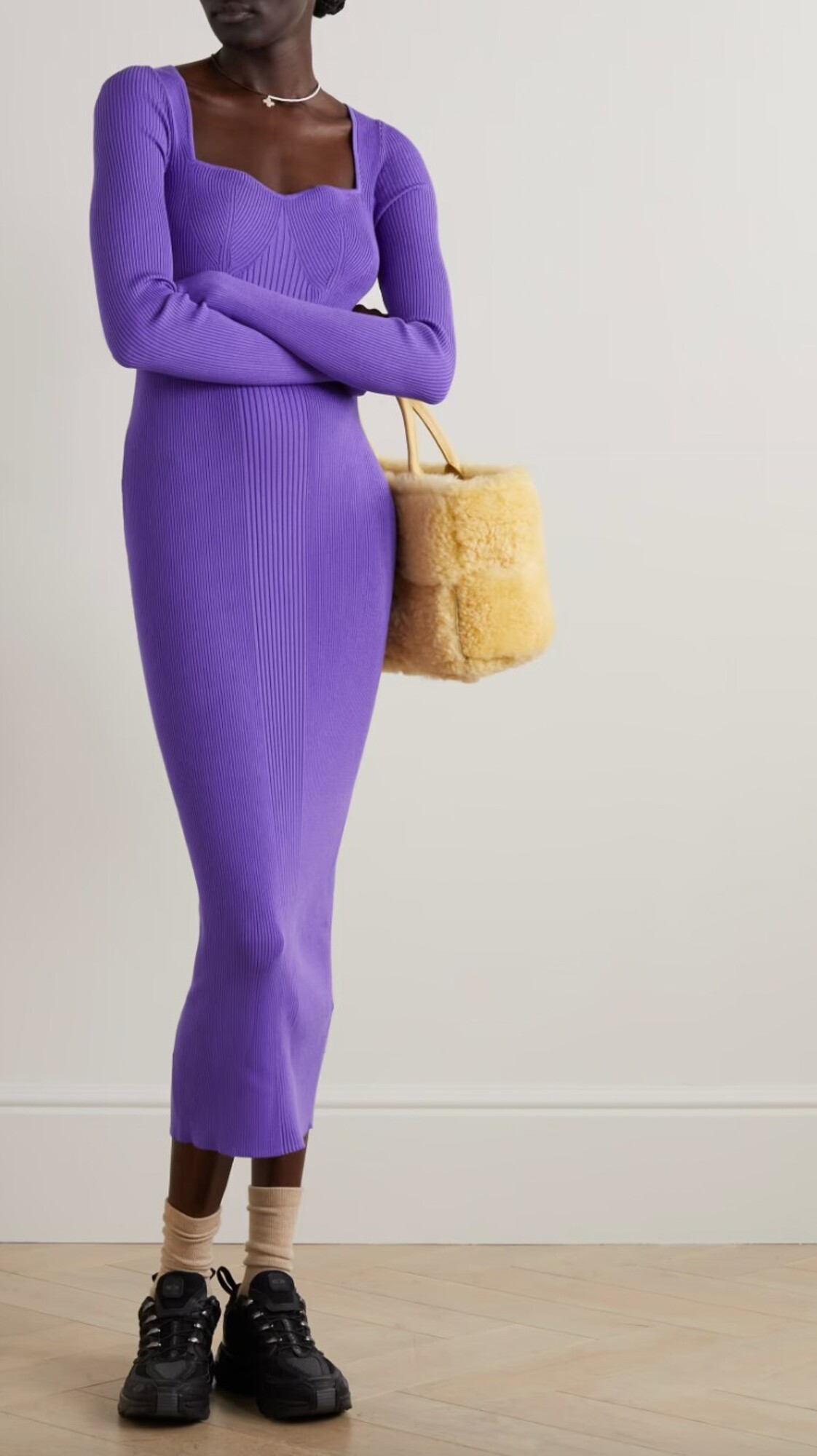 S fialovými šatami z rebrovaného úpletu budeš v jesenných uliciach neprehliadnuteľná. U REMAIN BIRGER CHRISTENSEN ich kúpiš za 270 eur.