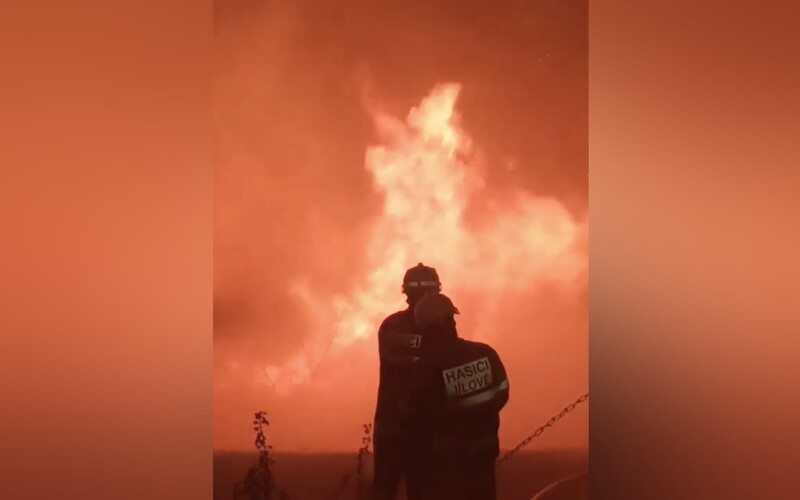 VIDEO: „Jedno slovo – PEKLO,“ popsali hasiči zásah v Českém Švýcarsku. Na místě jsou i německé jednotky.
