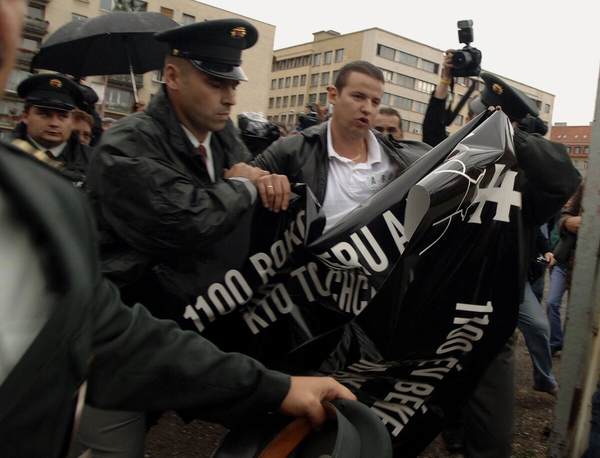 Archívna foto, na ktorej lídra maďarského extrémistického mládežníckeho Hnutia 64 žúp László Toroczkaia (uprostred) slovenskí policajti 16. septembra 2006 eskortujú do policajného auta po tom, ako ho zadržali na parkovisku pred ministerstvom vnútra SR v Bratislave.