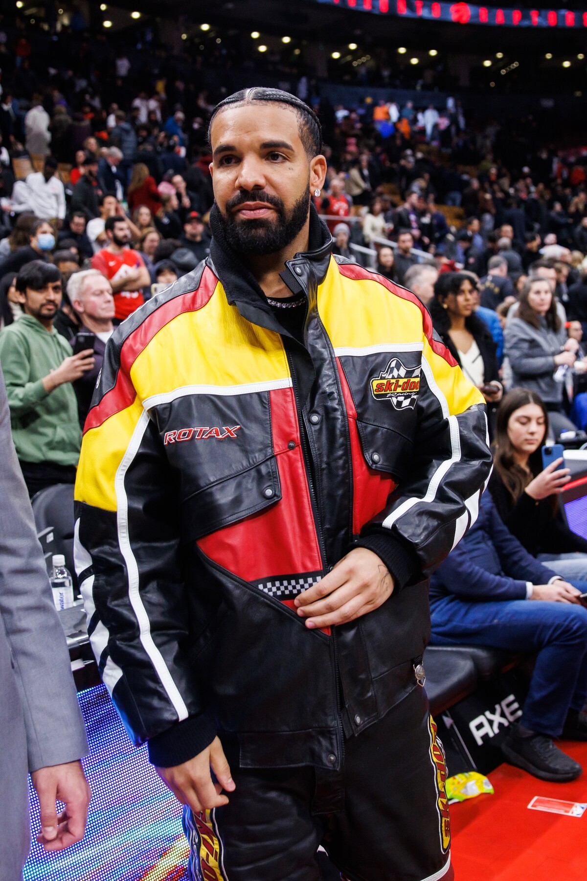 Aubrey Drake Graham na zápase NBA v závere roku 2022.