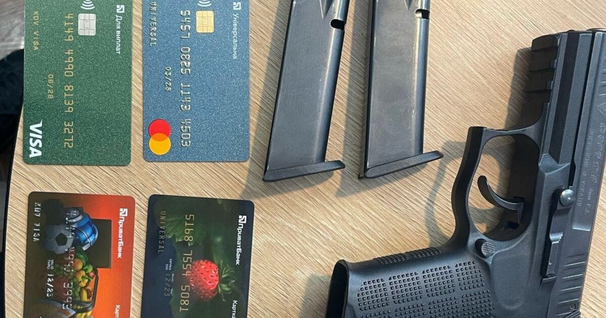 Policie odhalila gang falešných bankéřů. Z lidí vytáhli 100 milionů korun, hrozí jim přes 13 let vězení