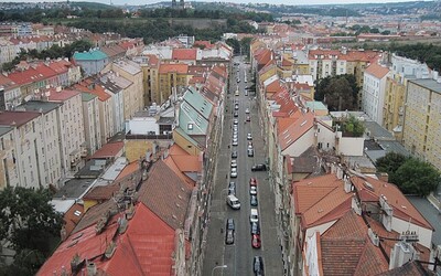 V Praze po parapetu lezlo dvouleté batole. Matka uvnitř domu spala