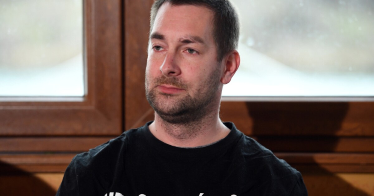 Na soud s Tušlem dorazily desítky jeho příznivců, křičí před soudní síní